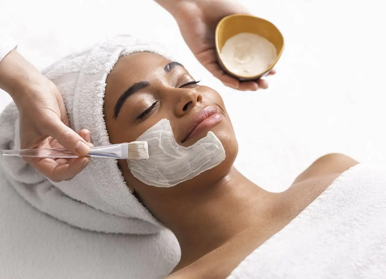 Revitalização Facial: Benefícios e Dicas para uma Pele Renovada